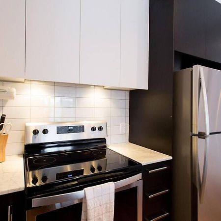 Sleek Condo In The Heart Of Little Italy By Den Stays Montréal Kültér fotó