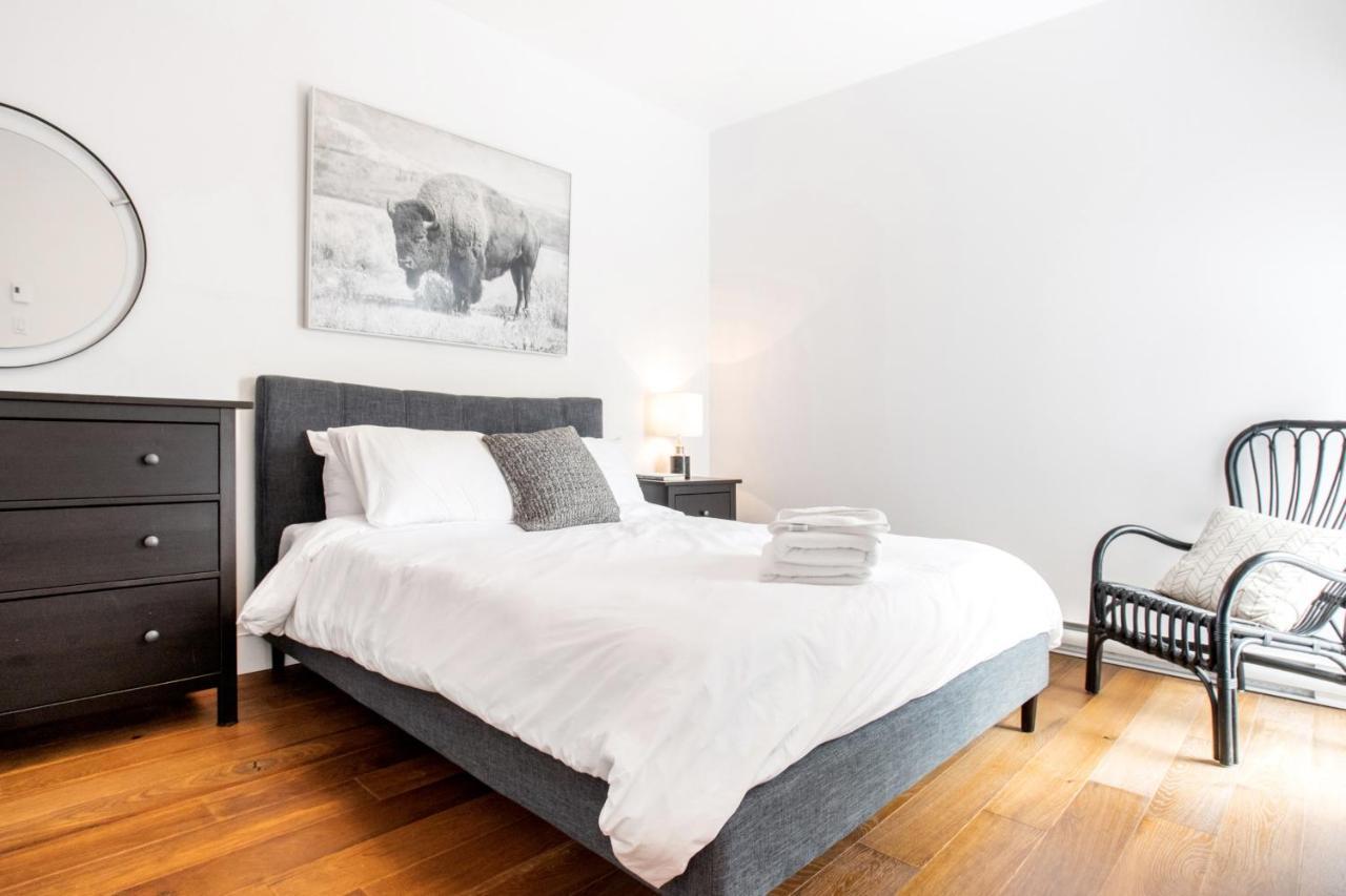 Sleek Condo In The Heart Of Little Italy By Den Stays Montréal Szoba fotó