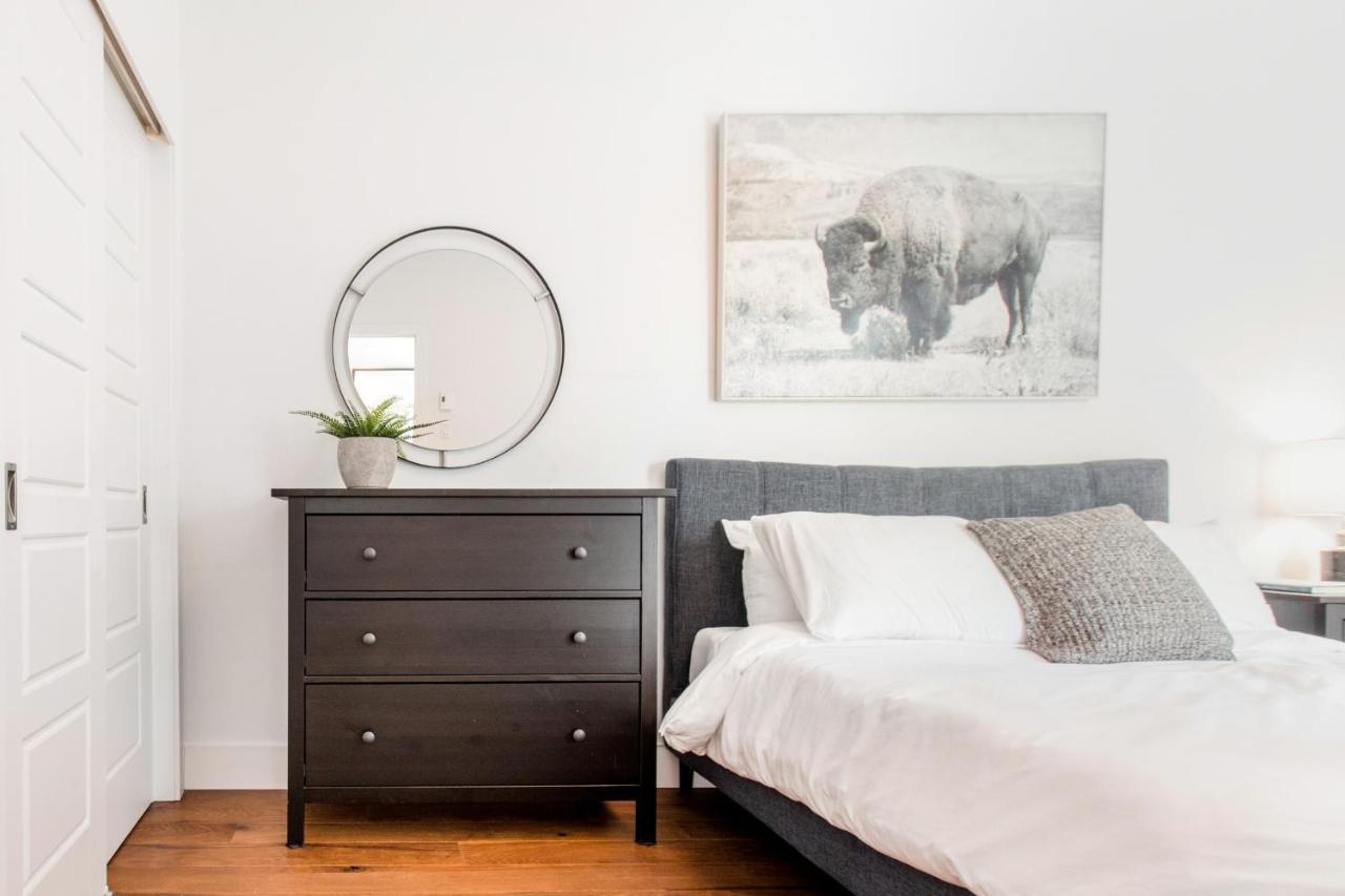 Sleek Condo In The Heart Of Little Italy By Den Stays Montréal Szoba fotó