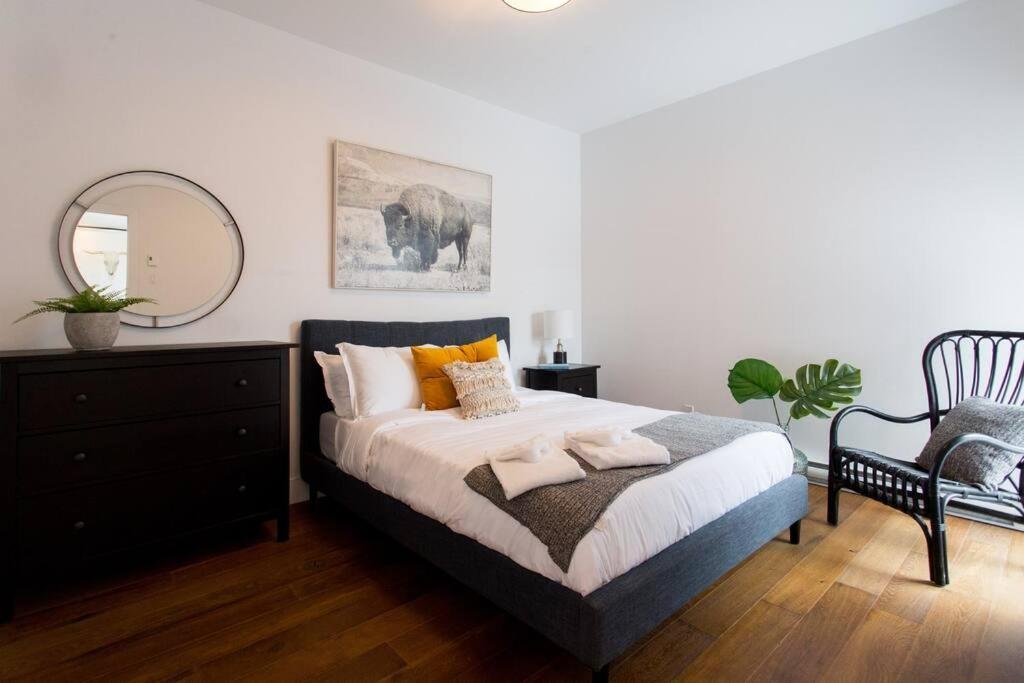 Sleek Condo In The Heart Of Little Italy By Den Stays Montréal Kültér fotó