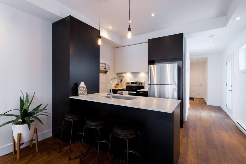 Sleek Condo In The Heart Of Little Italy By Den Stays Montréal Kültér fotó