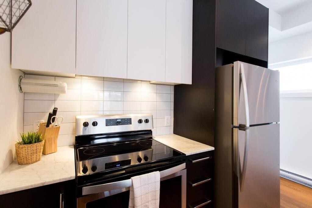 Sleek Condo In The Heart Of Little Italy By Den Stays Montréal Kültér fotó
