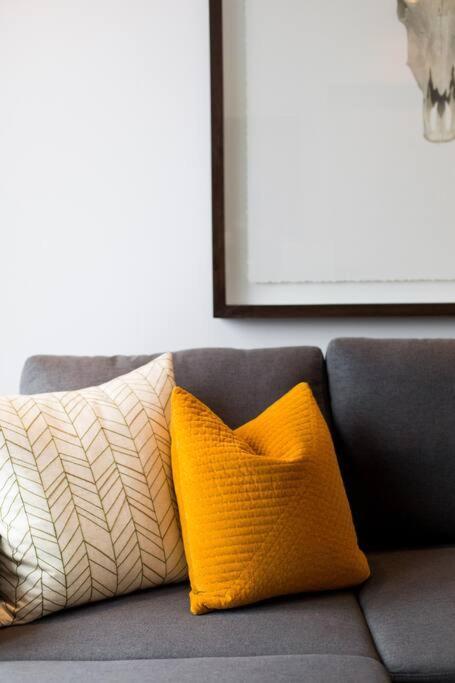 Sleek Condo In The Heart Of Little Italy By Den Stays Montréal Kültér fotó