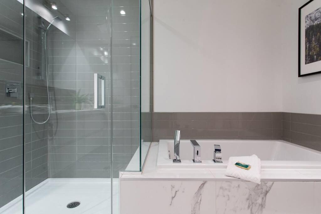 Sleek Condo In The Heart Of Little Italy By Den Stays Montréal Kültér fotó