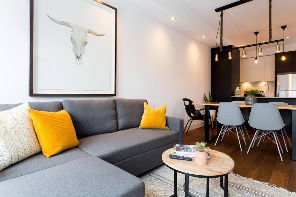 Sleek Condo In The Heart Of Little Italy By Den Stays Montréal Kültér fotó