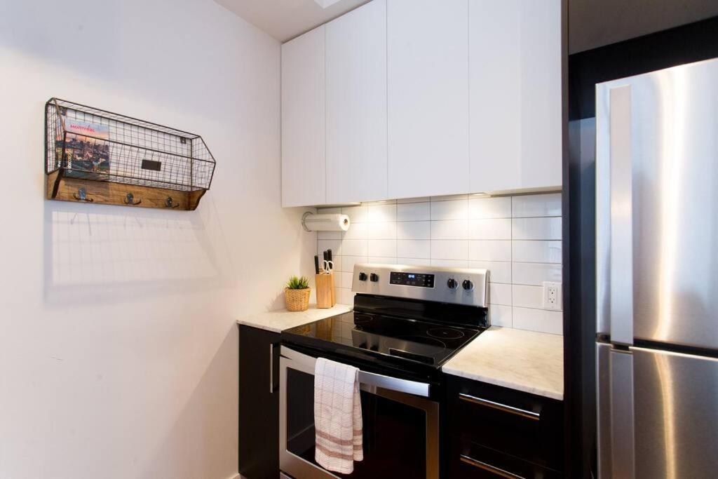 Sleek Condo In The Heart Of Little Italy By Den Stays Montréal Kültér fotó