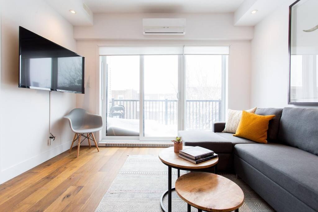 Sleek Condo In The Heart Of Little Italy By Den Stays Montréal Kültér fotó