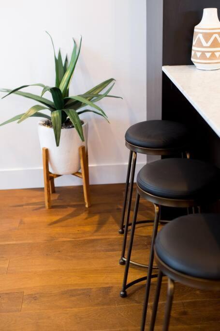 Sleek Condo In The Heart Of Little Italy By Den Stays Montréal Kültér fotó