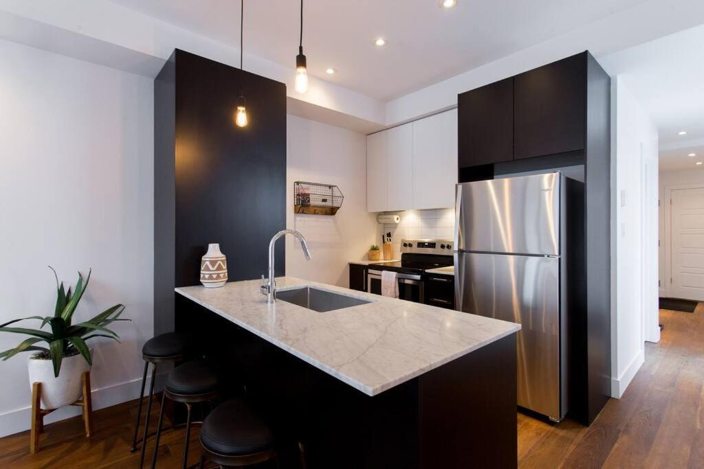 Sleek Condo In The Heart Of Little Italy By Den Stays Montréal Kültér fotó