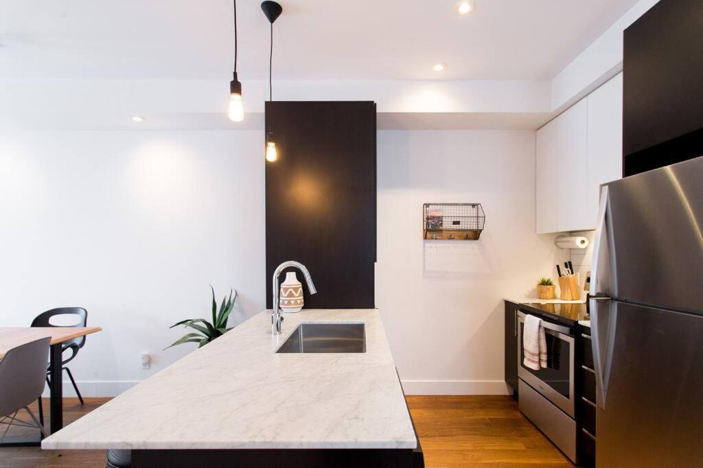 Sleek Condo In The Heart Of Little Italy By Den Stays Montréal Kültér fotó