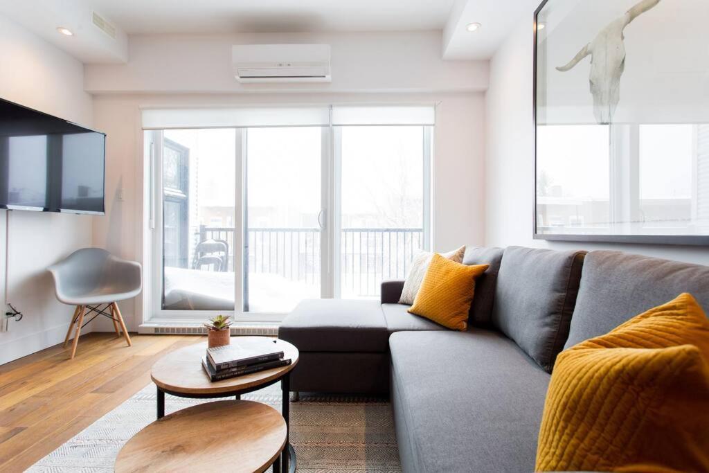 Sleek Condo In The Heart Of Little Italy By Den Stays Montréal Kültér fotó