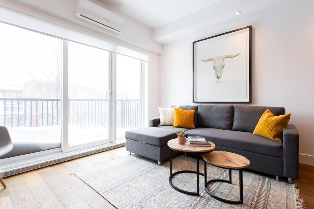 Sleek Condo In The Heart Of Little Italy By Den Stays Montréal Kültér fotó