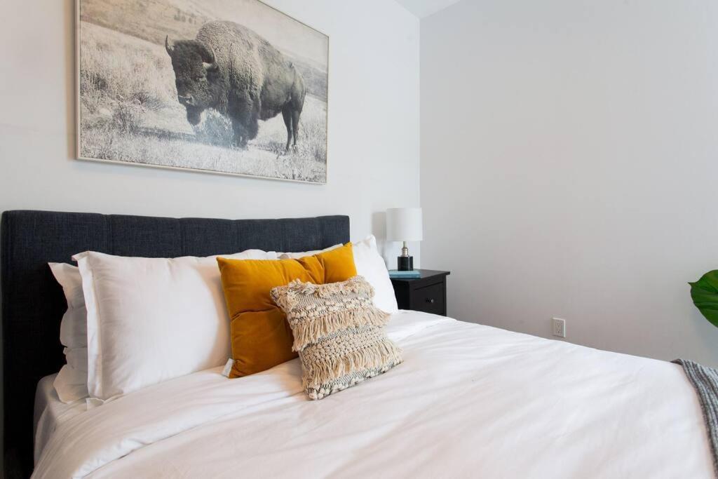 Sleek Condo In The Heart Of Little Italy By Den Stays Montréal Kültér fotó
