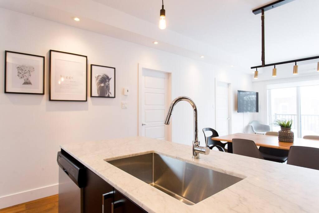 Sleek Condo In The Heart Of Little Italy By Den Stays Montréal Kültér fotó
